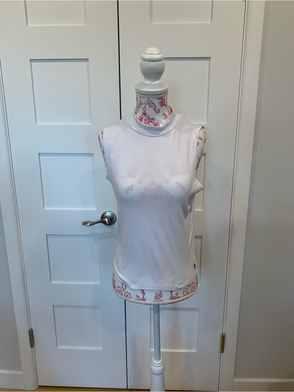 EUC Levi's Women's White Sleeveless Mock Neck Tank Top
